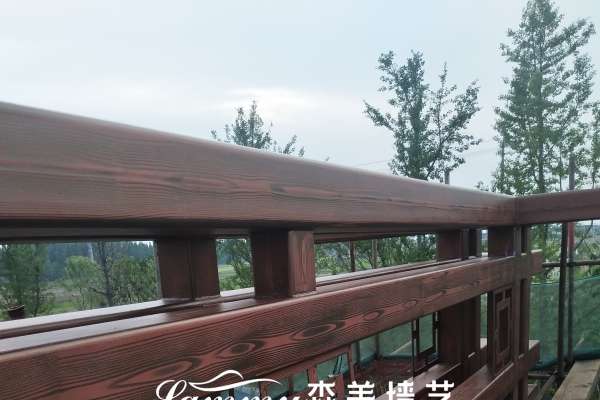 泰興市虹橋開發(fā)區(qū)虹?；ㄔ烽T頭木紋漆施工