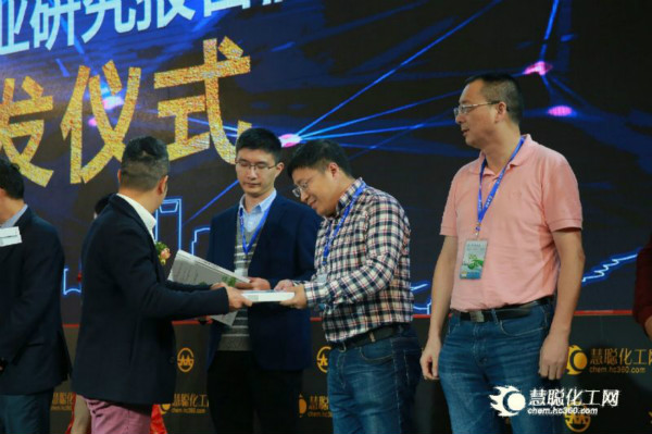 《涂料產(chǎn)業(yè)報告》揭幕儀式嘉賓向到場的涂料企業(yè)工程師代表贈送了最新的《產(chǎn)研報告》